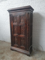 Антикварный шкаф с геральдической резьбой код. BE4117996