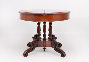 картинка Антикварный стол салоне старинных вещей "Шебби" являющийся официальным дистрибьютором в России и Беларуси