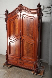 Антикварный шкаф из красного дерева с объемной резьбой в стиле Луи-Филиппа код. BE4165508