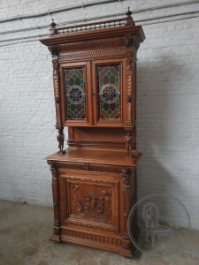 картинка Антикварный резной буфет с витражными стеклами в мехельском стиле салоне старинных вещей "Шебби" являющийся официальным дистрибьютором в России и Беларуси