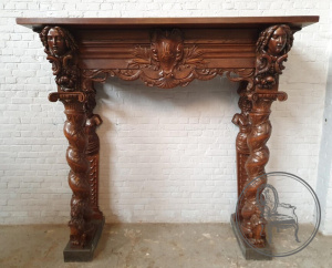 картинка Антикварный портал для камина с маскаронами и витыми колоннами салоне старинных вещей "Шебби" являющийся официальным дистрибьютором в России и Беларуси