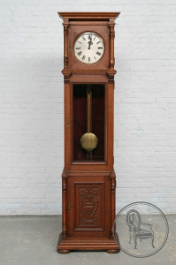 картинка Антикварные напольные часы из дуба в стиле ренессанс салоне старинных вещей "Шебби" являющийся официальным дистрибьютором в России и Беларуси