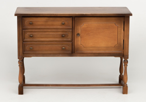 картинка Старинный комод салоне старинных вещей "Шебби" являющийся официальным дистрибьютором в России и Беларуси