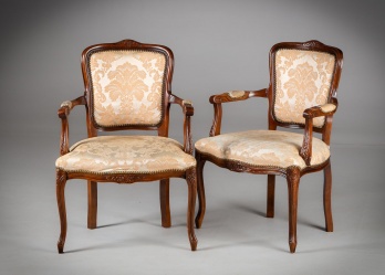 Старинные кресла (2 шт.) со спинками-кабриоль и резьбой цветочного рисунка код. RM4142418