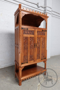 картинка Антикварный поставец салоне старинных вещей "Шебби" являющийся официальным дистрибьютором в России и Беларуси