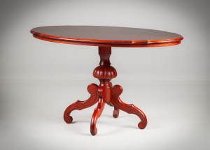 картинка Старинный столик из красного дерева на резной ноге салоне старинных вещей "Шебби" являющийся официальным дистрибьютором в России и Беларуси