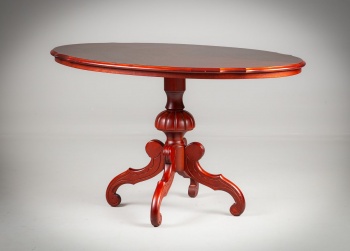 Старинный столик из красного дерева на резной ноге код.  