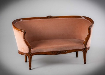 Старинная скамья с рельефной резьбой в виде цветов и листвы на спинке и царгах код.&nbsp;RM4165494