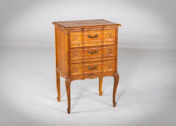 Старинный комод на изящных изогнутых ножках код. RM4165963