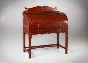 картинка Старинный секретер из красного дерева салоне старинных вещей "Шебби" являющийся официальным дистрибьютором в России и Беларуси