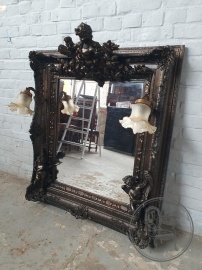 Старинное зеркало в резной раме со светильниками код. BE4143115