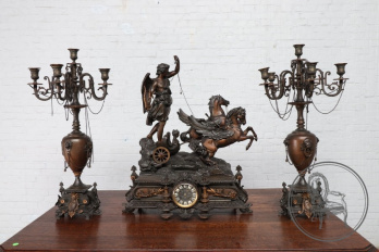 Антикварные каминные часы с композицией на мифологоческий сюжет с канделябрами код. BE9337