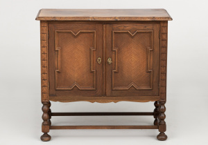 картинка Старинный комод салоне старинных вещей "Шебби" являющийся официальным дистрибьютором в России и Беларуси