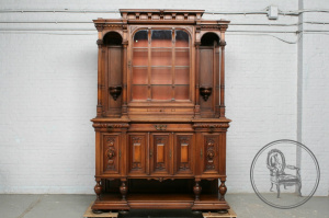 картинка Антикварный буфет салоне старинных вещей "Шебби" являющийся официальным дистрибьютором в России и Беларуси