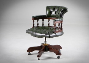 картинка Старинное вращающееся кресло на роликах в зеленой кожаной обивке с каретной стяжкой салоне старинных вещей "Шебби" являющийся официальным дистрибьютором в России и Беларуси