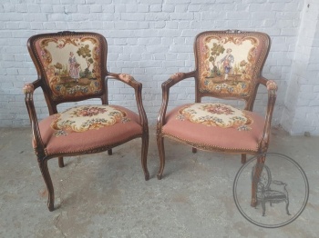 Антикварные ореховые кресла (2 шт.) с гобеленом с пасторальным сюжетом код. BE4143117