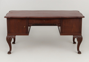 картинка Старинный письменный стол салоне старинных вещей "Шебби" являющийся официальным дистрибьютором в России и Беларуси