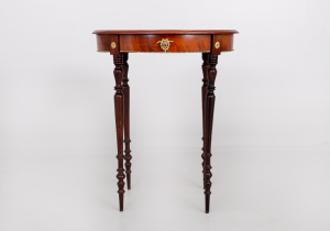 картинка Антикварный столик салоне старинных вещей "Шебби" являющийся официальным дистрибьютором в России и Беларуси