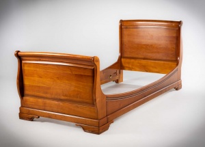 картинка Старинная кровать из бука в стиле Ампир салоне старинных вещей "Шебби" являющийся официальным дистрибьютором в России и Беларуси