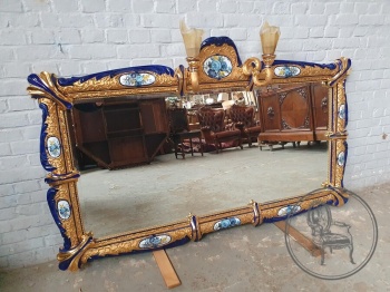 Старинное итальянское зеркало из фарфора с двумя бра код. BE4164426