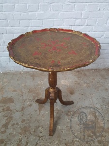 картинка Старинный приставной столик с резьбой и инкрустацией салоне старинных вещей "Шебби" являющийся официальным дистрибьютором в России и Беларуси