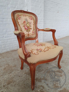 картинка Старинное кресло с плоской спинкой и изогнутыми ножками салоне старинных вещей "Шебби" являющийся официальным дистрибьютором в России и Беларуси