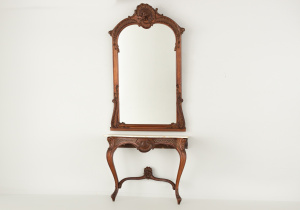 картинка Старинный консольный столик с зеркалом салоне старинных вещей "Шебби" являющийся официальным дистрибьютором в России и Беларуси