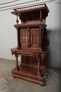 картинка Антикварный ореховый буфет в стиле Генриха II салоне старинных вещей "Шебби" являющийся официальным дистрибьютором в России и Беларуси