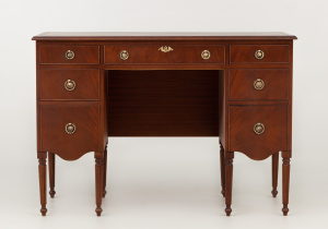 картинка Старинный письменный стол салоне старинных вещей "Шебби" являющийся официальным дистрибьютором в России и Беларуси