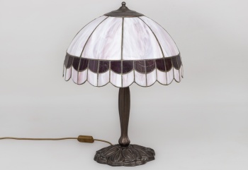 Старинная настольная лампа в стиле Тиффани с куполом из цветного витражного стекла код.&nbsp;RM4101221