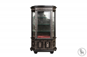 картинка Антикварная витрина салоне старинных вещей "Шебби" являющийся официальным дистрибьютором в России и Беларуси