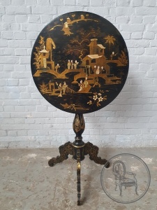 картинка Антикварный приставной столик в ориентальном стиле салоне старинных вещей "Шебби" являющийся официальным дистрибьютором в России и Беларуси