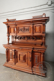 Антикварный ореховый буфет с балюстрадами и пилястрами, декорированный резьбой код. BE4096740