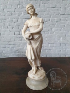 картинка Антикварная мраморная статуэтка салоне старинных вещей "Шебби" являющийся официальным дистрибьютором в России и Беларуси