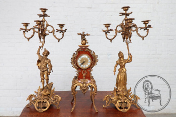 Антикварные французские каминные часы из бронзы с канделябрами (2 шт.) код. BE3259366