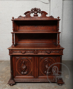 картинка Антикварный буфет из дуба с медальонами с изображением птиц салоне старинных вещей "Шебби" являющийся официальным дистрибьютором в России и Беларуси