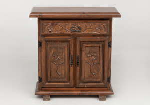 картинка Старинный комод салоне старинных вещей "Шебби" являющийся официальным дистрибьютором в России и Беларуси