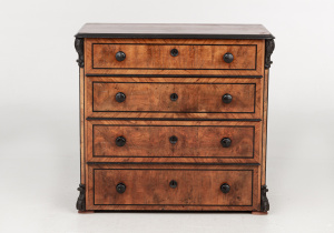 картинка Старинный комод салоне старинных вещей "Шебби" являющийся официальным дистрибьютором в России и Беларуси