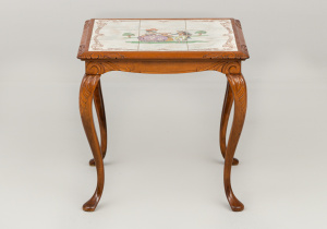 картинка Cтаринный столик салоне старинных вещей "Шебби" являющийся официальным дистрибьютором в России и Беларуси