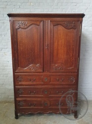 Антикварный шкаф, декорированный сдержанной витиеватой резьбой код. BE4097680