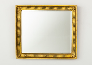 картинка Старинное зеркало салоне старинных вещей "Шебби" являющийся официальным дистрибьютором в России и Беларуси