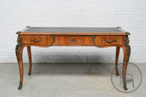 картинка Антикварный стол салоне старинных вещей "Шебби" являющийся официальным дистрибьютором в России и Беларуси