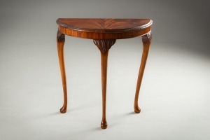 картинка Старинный консольный столик из красного дерева салоне старинных вещей "Шебби" являющийся официальным дистрибьютором в России и Беларуси