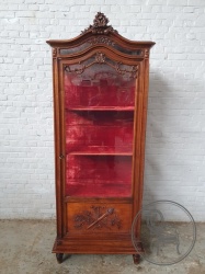 Антикварная ореховая витрина с резной короной код. BE4096989