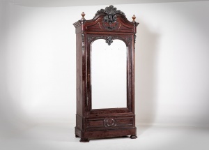 картинка Антикварный шкаф с зеркалом декорированный резьбой салоне старинных вещей "Шебби" являющийся официальным дистрибьютором в России и Беларуси