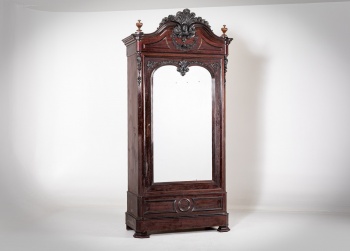 Антикварный шкаф с зеркалом декорированный резьбой код.&nbsp;RM4165973