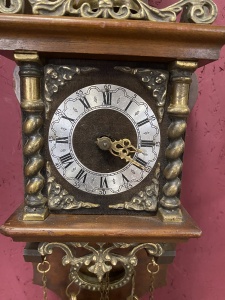 картинка Cтаринные настенные часы с гирями, декорированные латунными элементами салоне старинных вещей "Шебби" являющийся официальным дистрибьютором в России и Беларуси