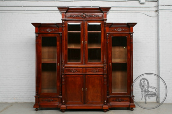 Антикварный шкаф с выступающей центральной частью код. BE5977