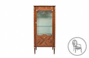 картинка Антикварная витрина салоне старинных вещей "Шебби" являющийся официальным дистрибьютором в России и Беларуси