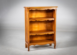 картинка Старинный открытый книжный стеллаж («бибус») в провинциальном французском стиле салоне старинных вещей "Шебби" являющийся официальным дистрибьютором в России и Беларуси